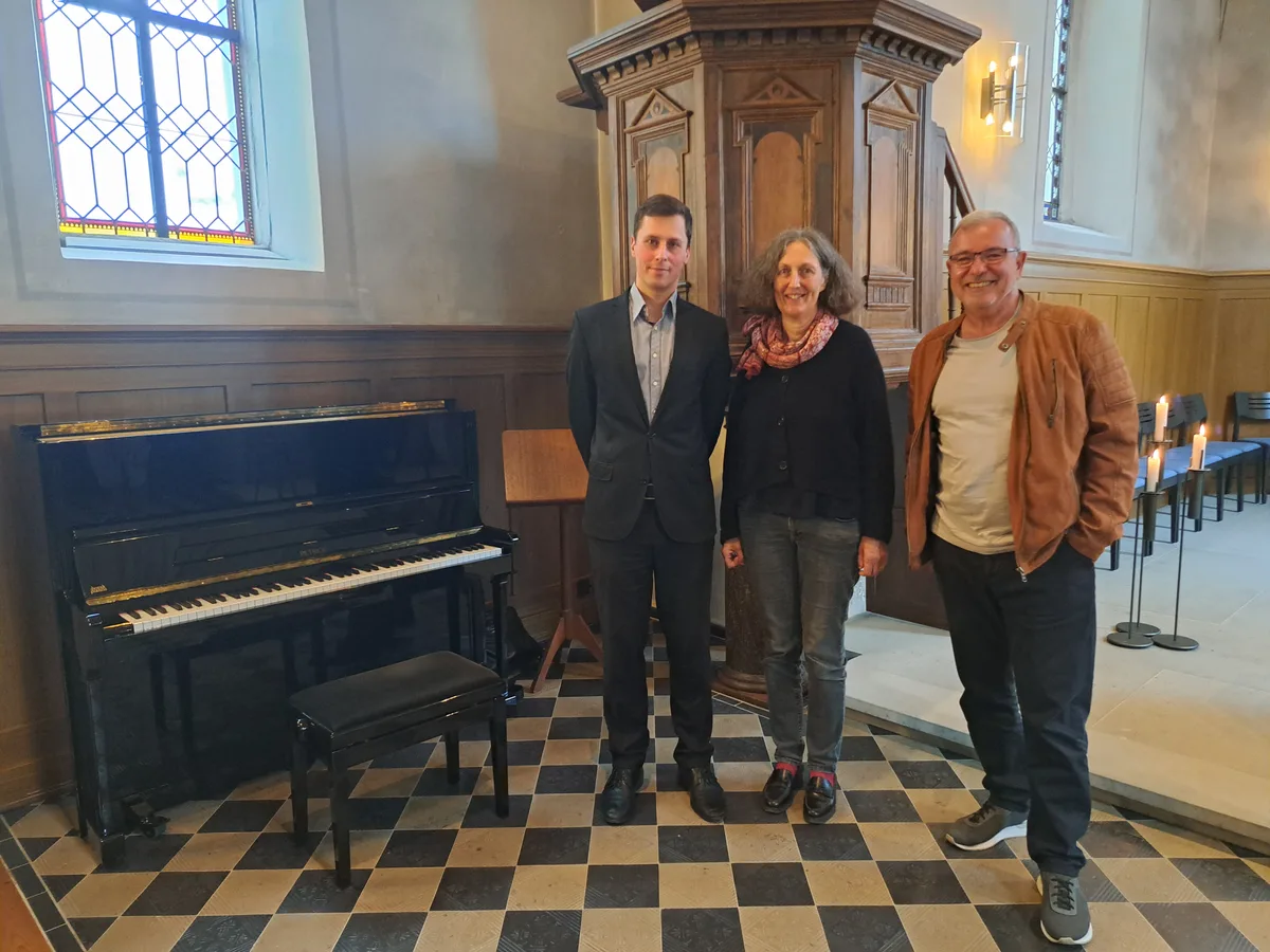 Pianist, Organistin, ehemaliger Besitzer.